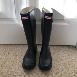 Black hunter boots